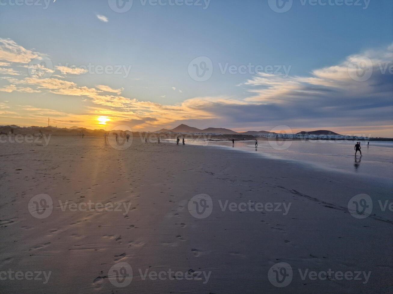 le coucher du soleil sur Famara plage sur lanzarote île photo