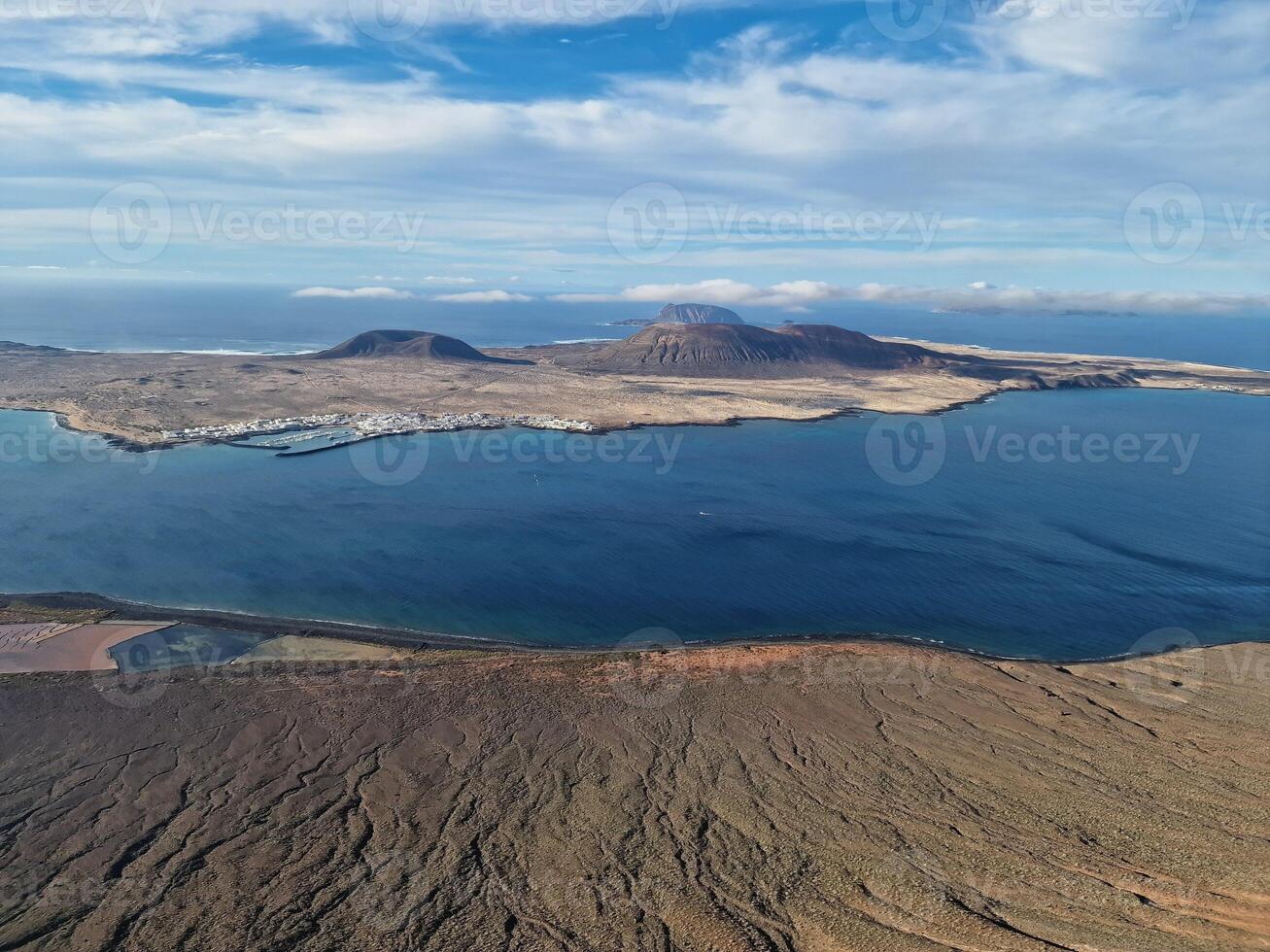 mirador del Rio, de Lanzarote iconique point de vue, des offres une Stupéfiant panorama de le atlantique et voisin îles. photo