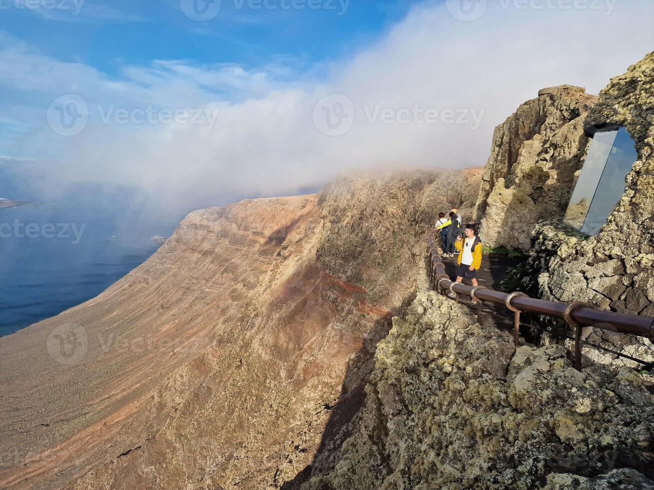 mirador del Rio, de Lanzarote iconique point de vue, des offres une Stupéfiant panorama de le atlantique et voisin îles. photo