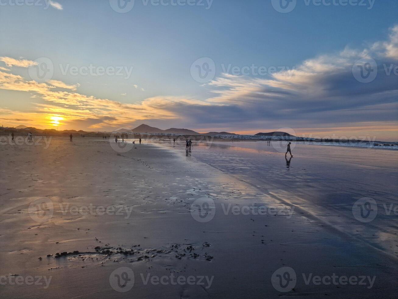 le coucher du soleil sur Famara plage sur lanzarote île photo