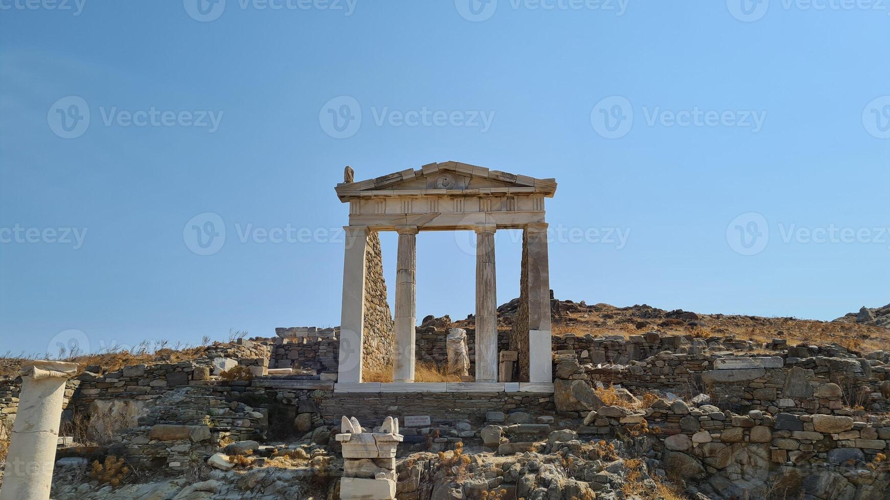 delos île, une bijou dans le égéen mer, détient riches mythologique et archéologique importance photo