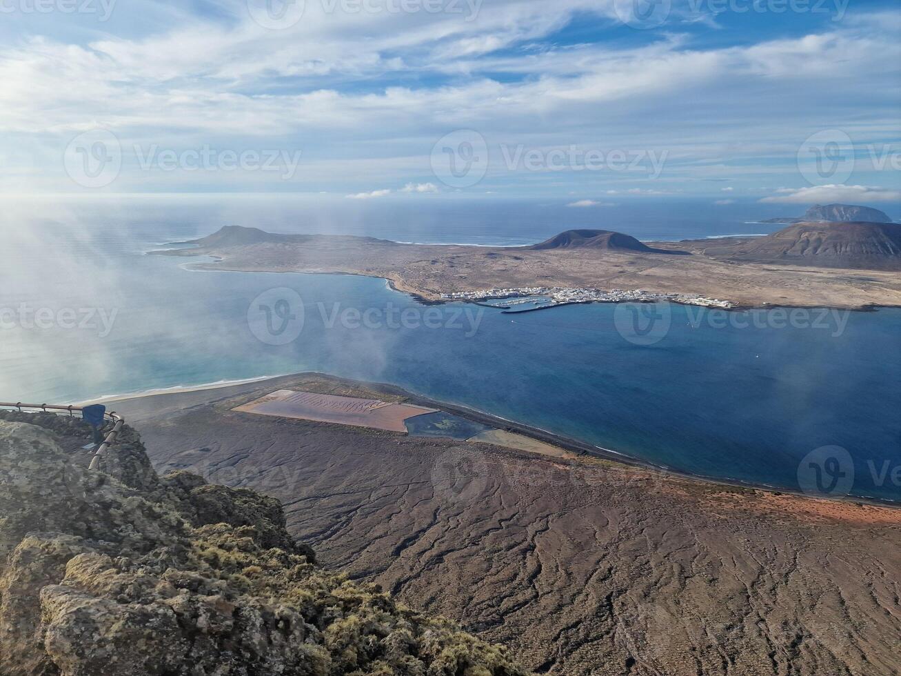 mirador del Rio, de Lanzarote iconique point de vue, des offres une Stupéfiant panorama de le atlantique et voisin îles. photo