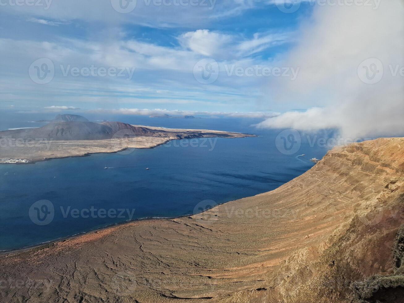 mirador del Rio, de Lanzarote iconique point de vue, des offres une Stupéfiant panorama de le atlantique et voisin îles. photo