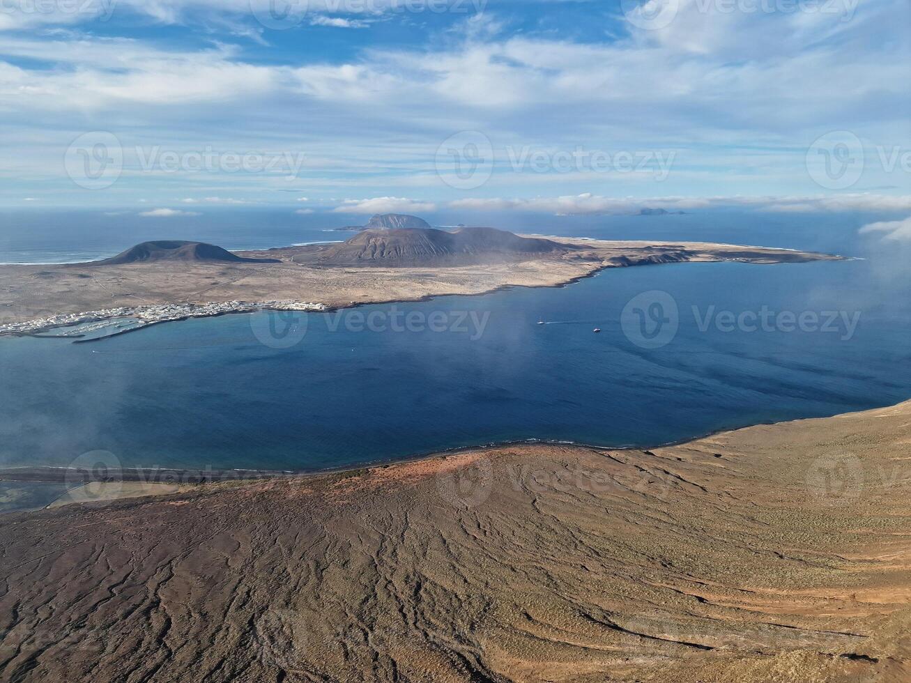 mirador del Rio, de Lanzarote iconique point de vue, des offres une Stupéfiant panorama de le atlantique et voisin îles. photo