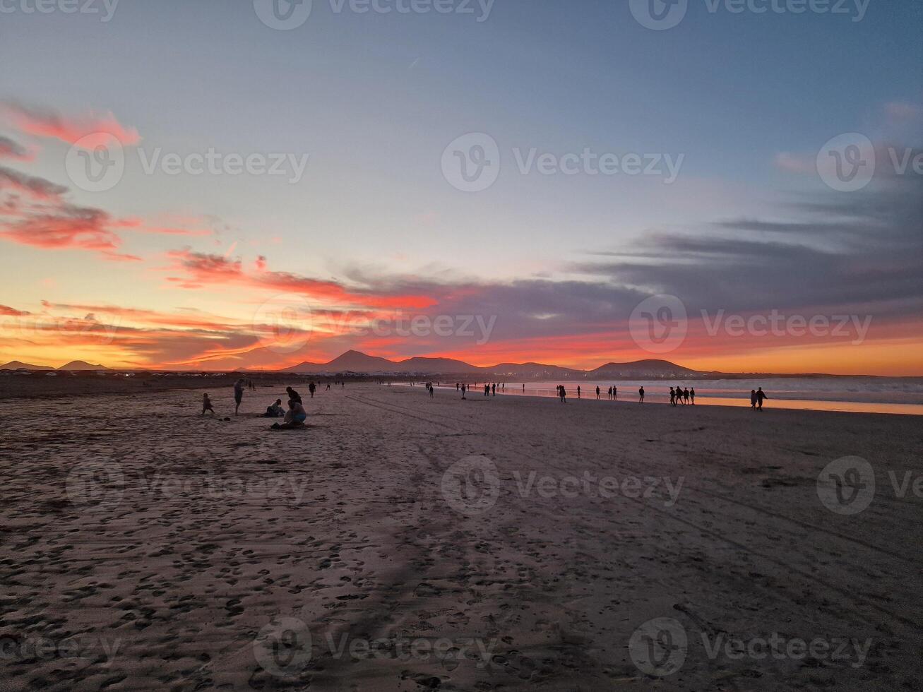 le coucher du soleil sur Famara plage sur lanzarote île photo