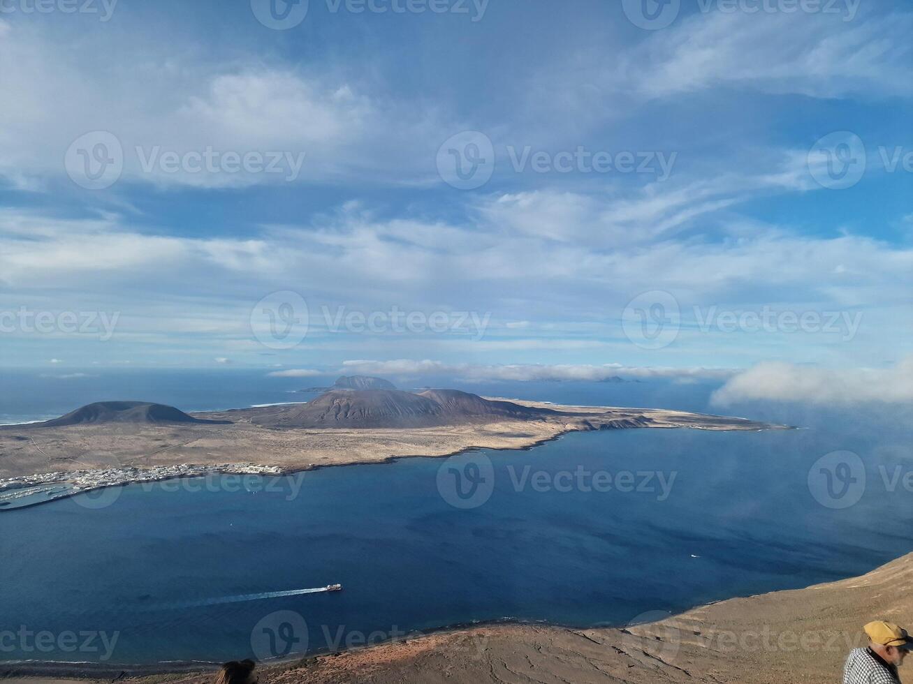 mirador del Rio, de Lanzarote iconique point de vue, des offres une Stupéfiant panorama de le atlantique et voisin îles. photo