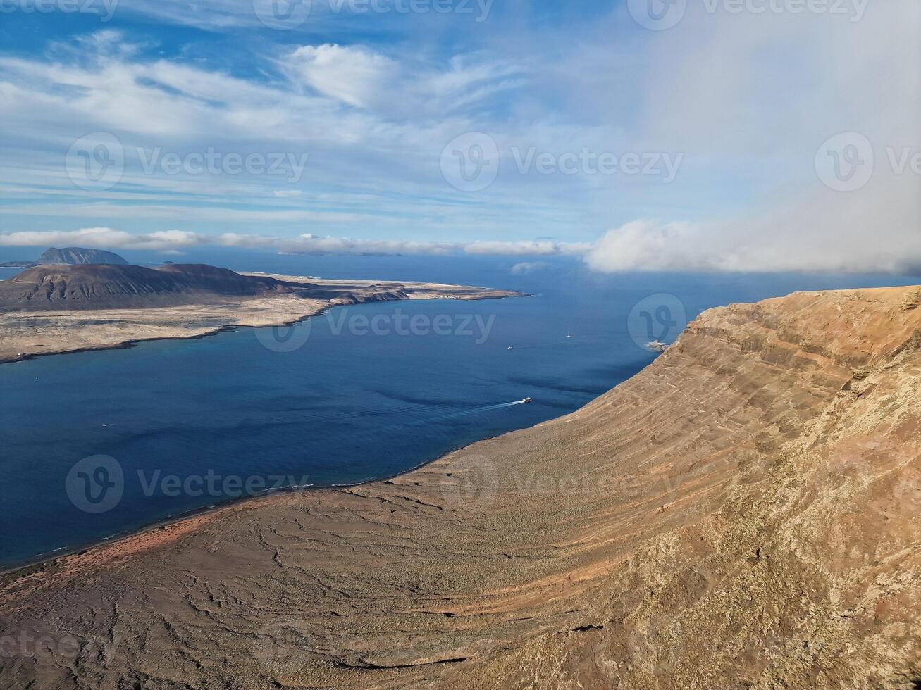 mirador del Rio, de Lanzarote iconique point de vue, des offres une Stupéfiant panorama de le atlantique et voisin îles. photo