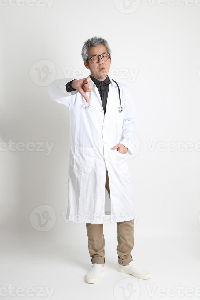 médecin asiatique senior photo