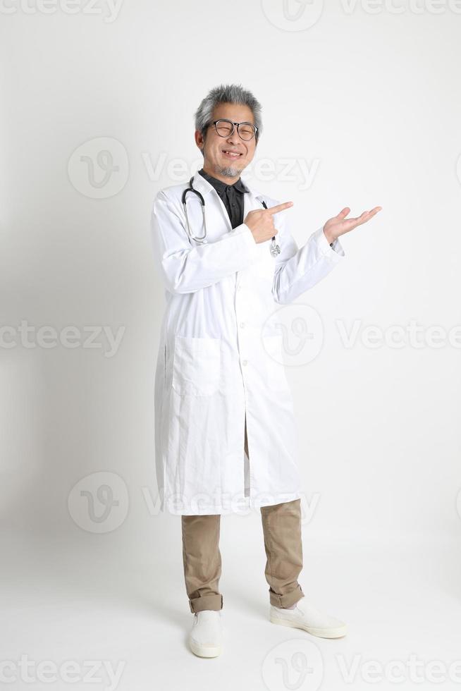 médecin asiatique senior photo