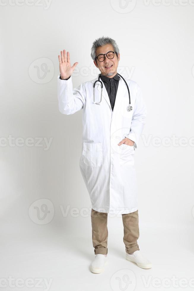 médecin asiatique senior photo