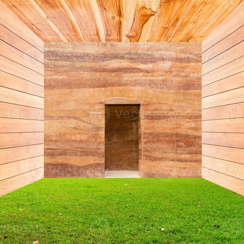 mur de pierre avec porte et sol en herbe verte dans une pièce en bois photo