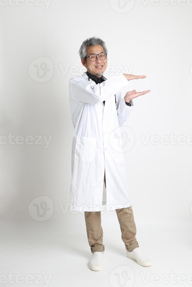 médecin asiatique senior photo