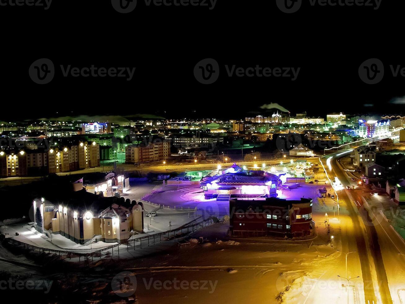 nuit Salekhard. nuit ville dans coloré lumières. salekhard est le photo