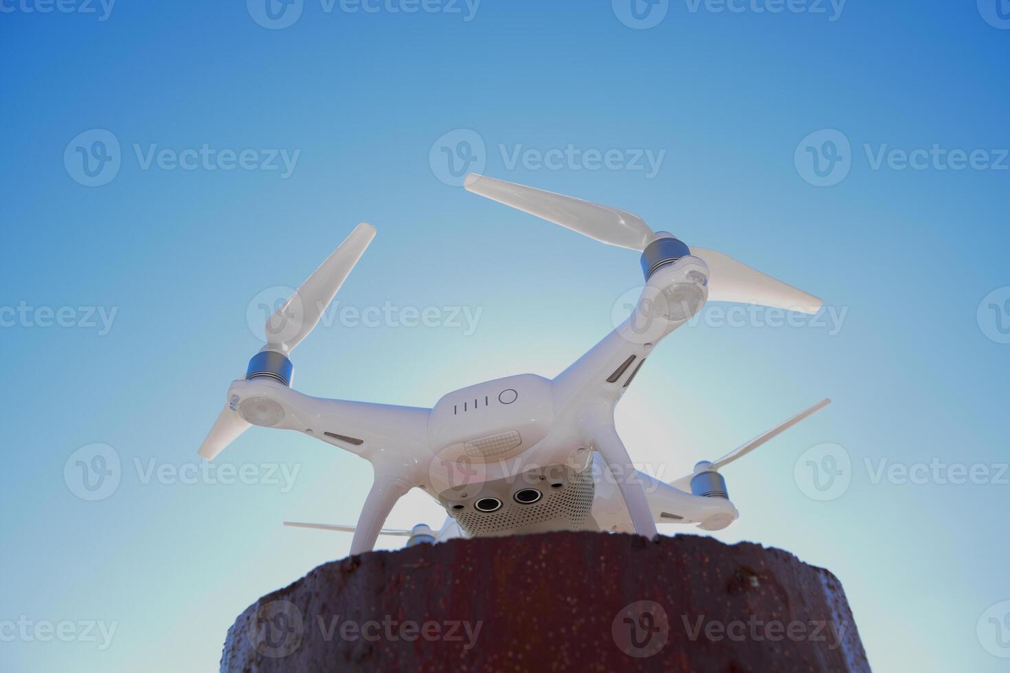 quadricoptère fantôme 4 contre le bleu ciel dans le Soleil. rétro-éclairage. dron est un innovant en volant robot. photo