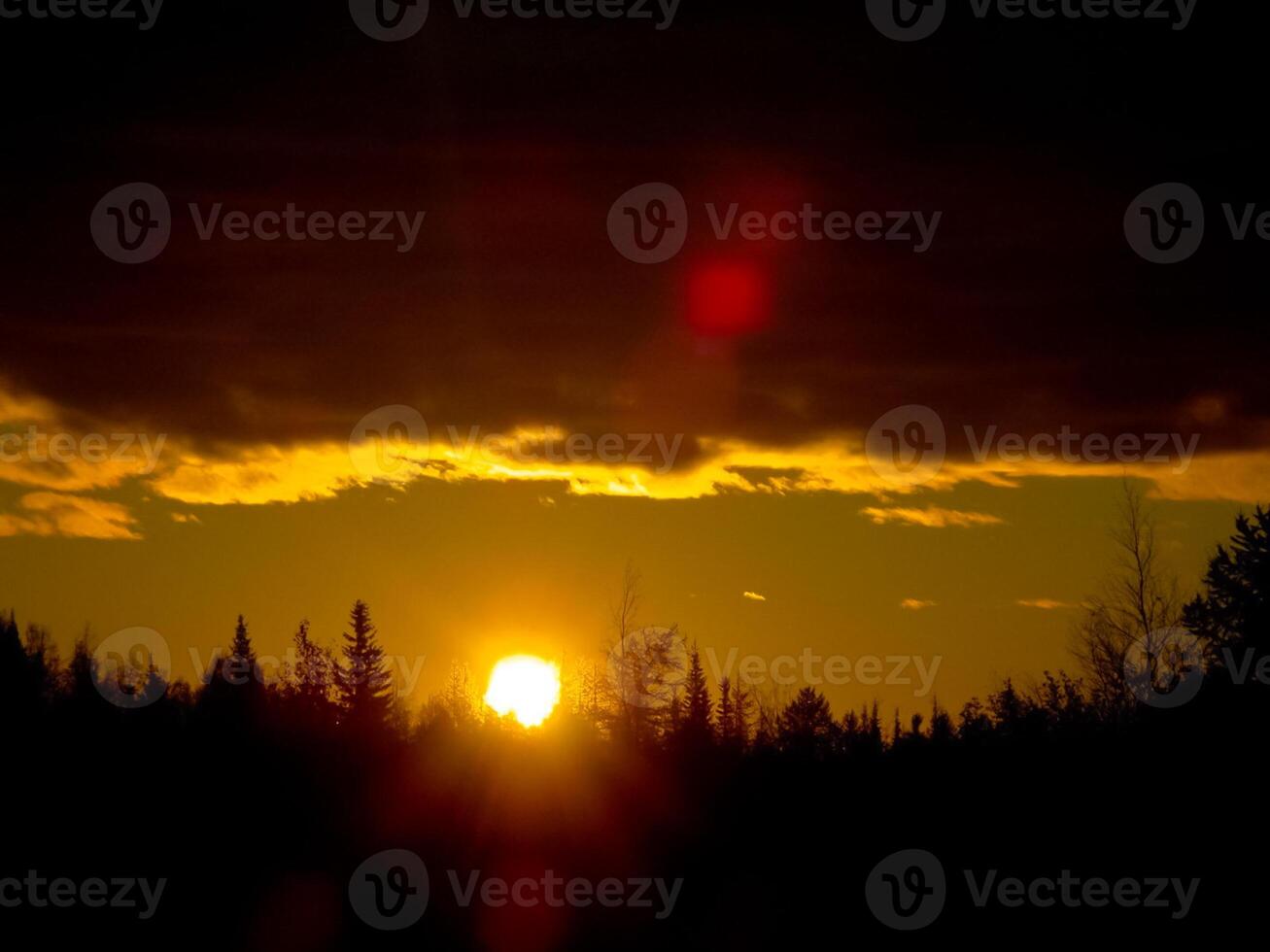 paysage de le le coucher du soleil. magnifique ciel. le couleurs de le coucher du soleil. photo