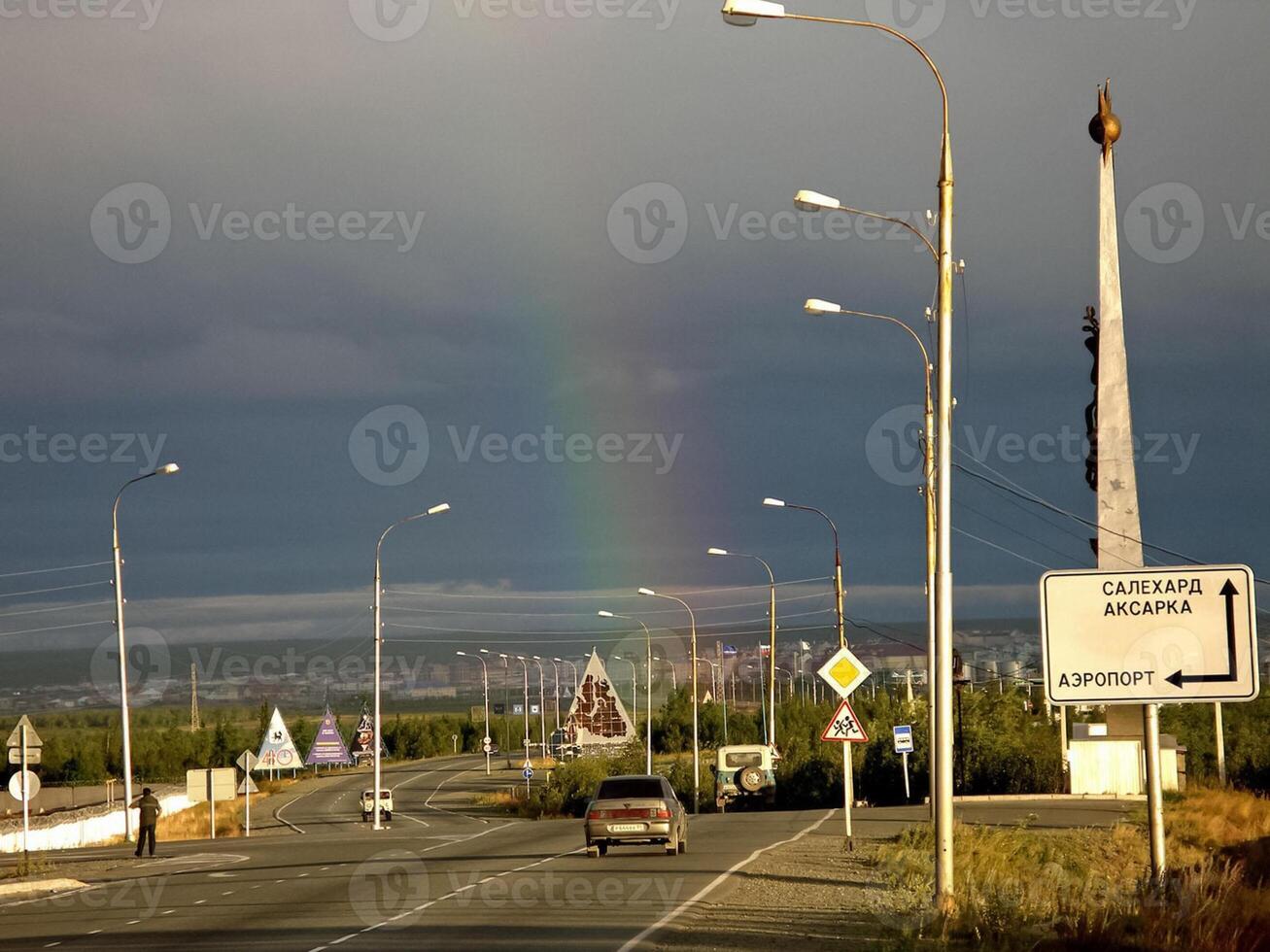 arc en ciel plus de Salekhard. le route à le entrée à le ville. photo