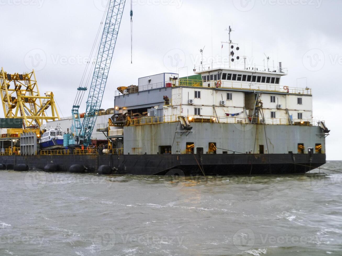 le cargaison navire avec le grue, le Haut voir. la pose de canalisations barge. photo