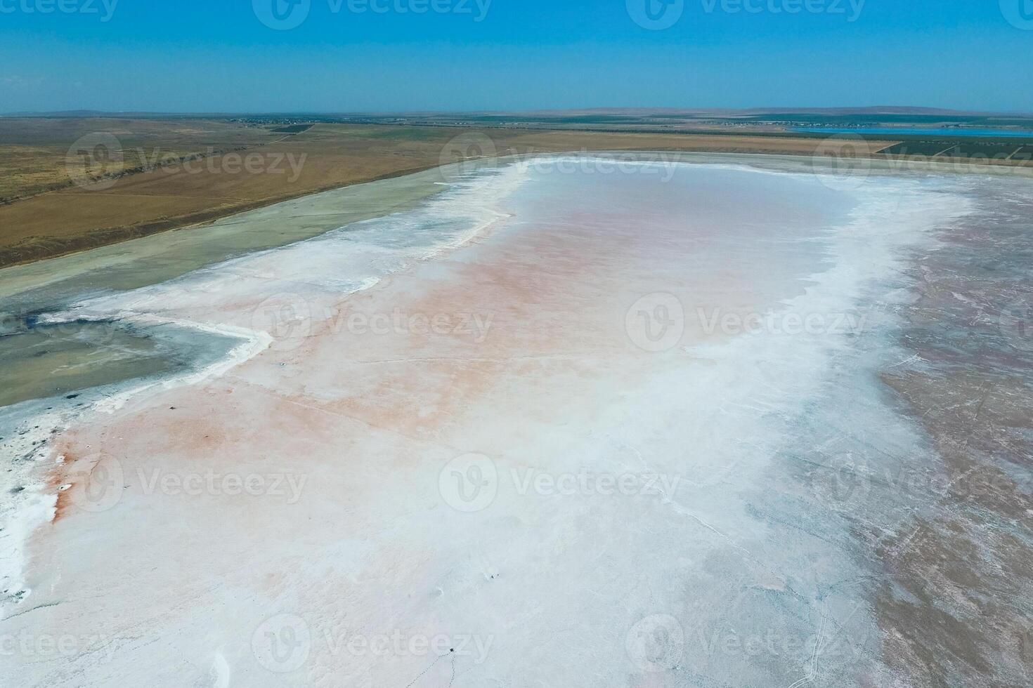 saline sel Lac dans le Azov mer côte. ancien estuaire. vue de au-dessus de. sec lac. vue de le sel Lac avec une des oiseaux œil vue photo