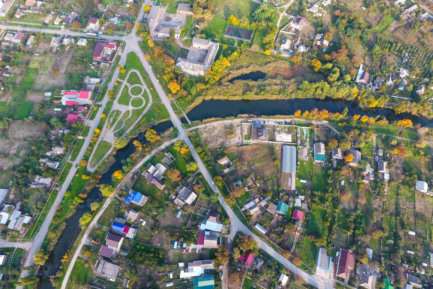 Haut vue de le village. un pouvez voir le toits de le Maisons et jardins. route et l'eau dans le village. village yeux d'oiseau vue photo