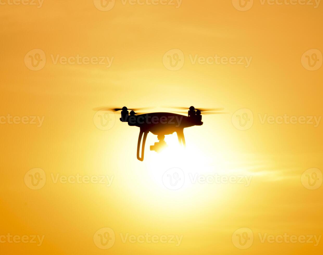 quadricoptères silhouette contre le Contexte de le le coucher du soleil photo