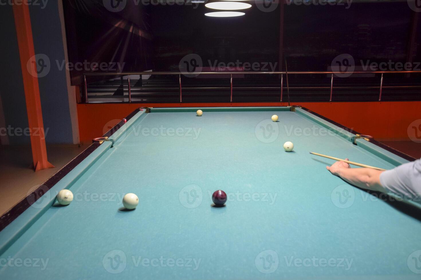 russe billard. en jouant billard dans une boîte de nuit. photo