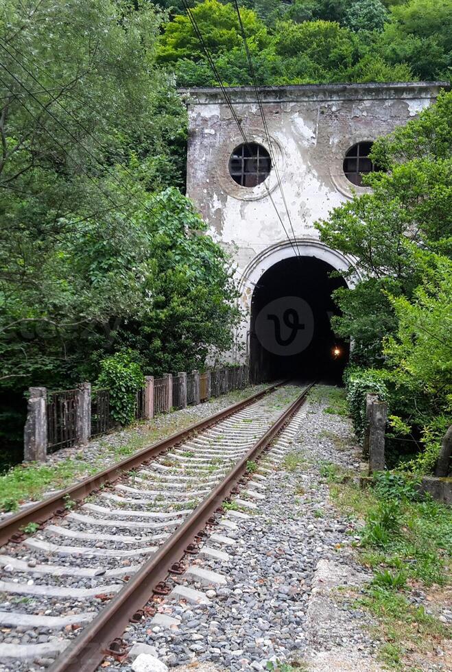 tunnel dans le Montagne photo