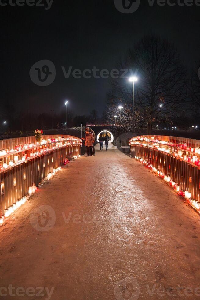 pont embrasé avec bougies sur de la Lettonie nuit de indépendance journée festivité. photo