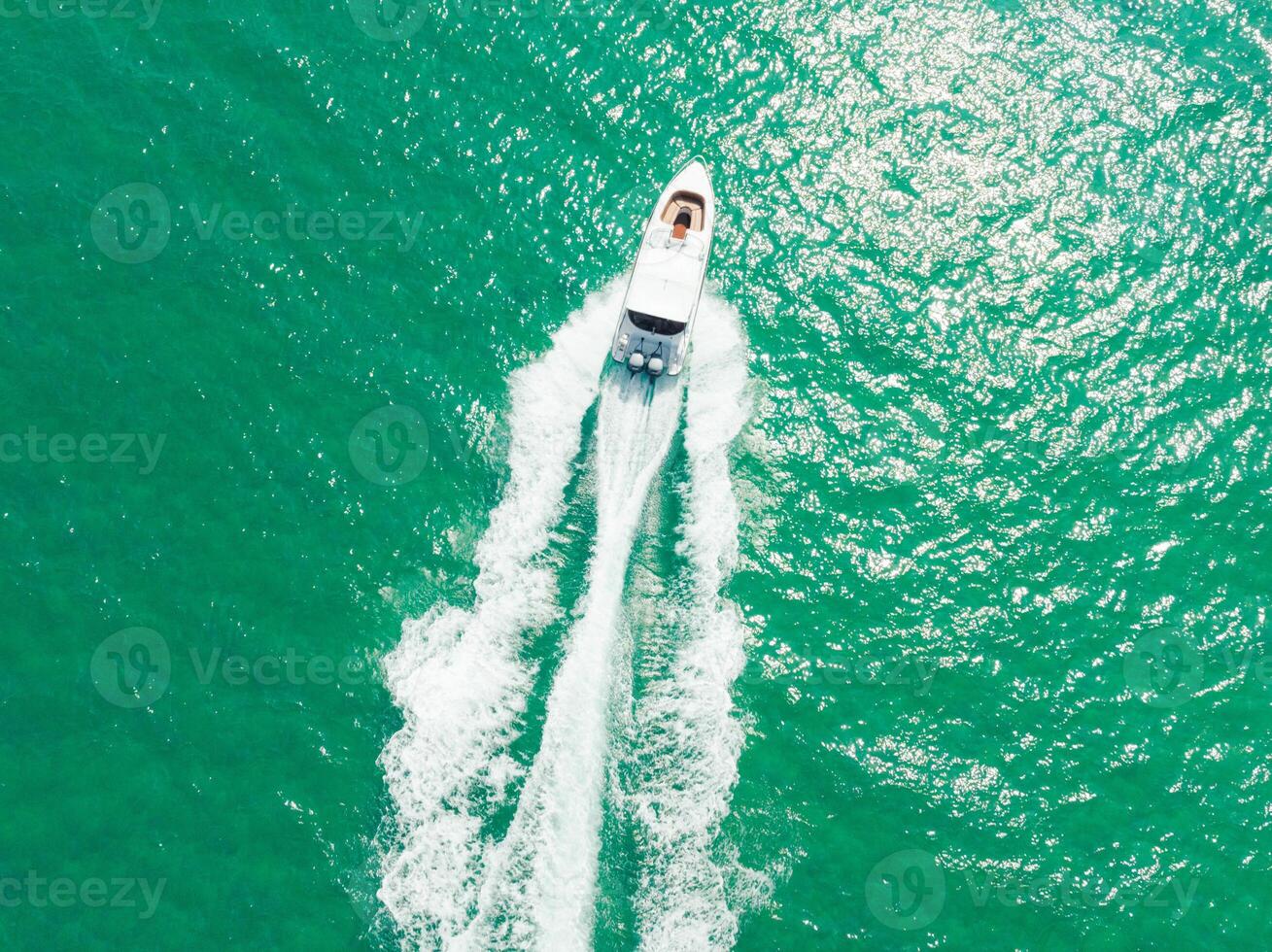 un aérien vue de une la vitesse bateau en voyageant par le océan photo