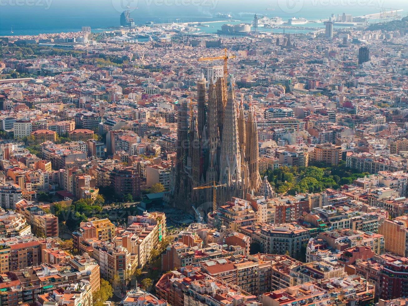 aérien vue de Barcelone ville horizon et sagrada familia cathédrale à le coucher du soleil photo