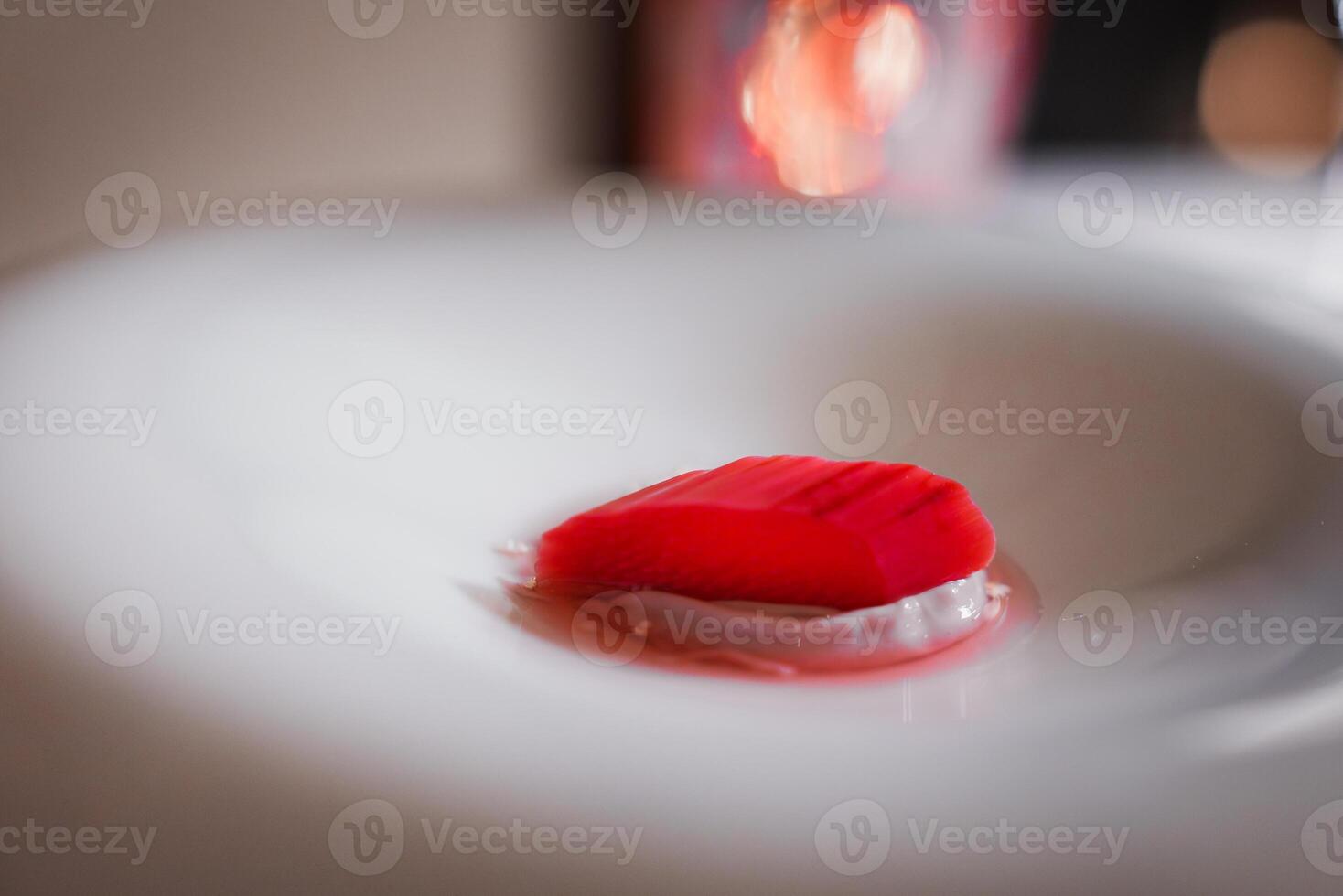 romantique rouge objet dans blanc bol avec doux éclairage pour nourriture et mode de vie concepts photo