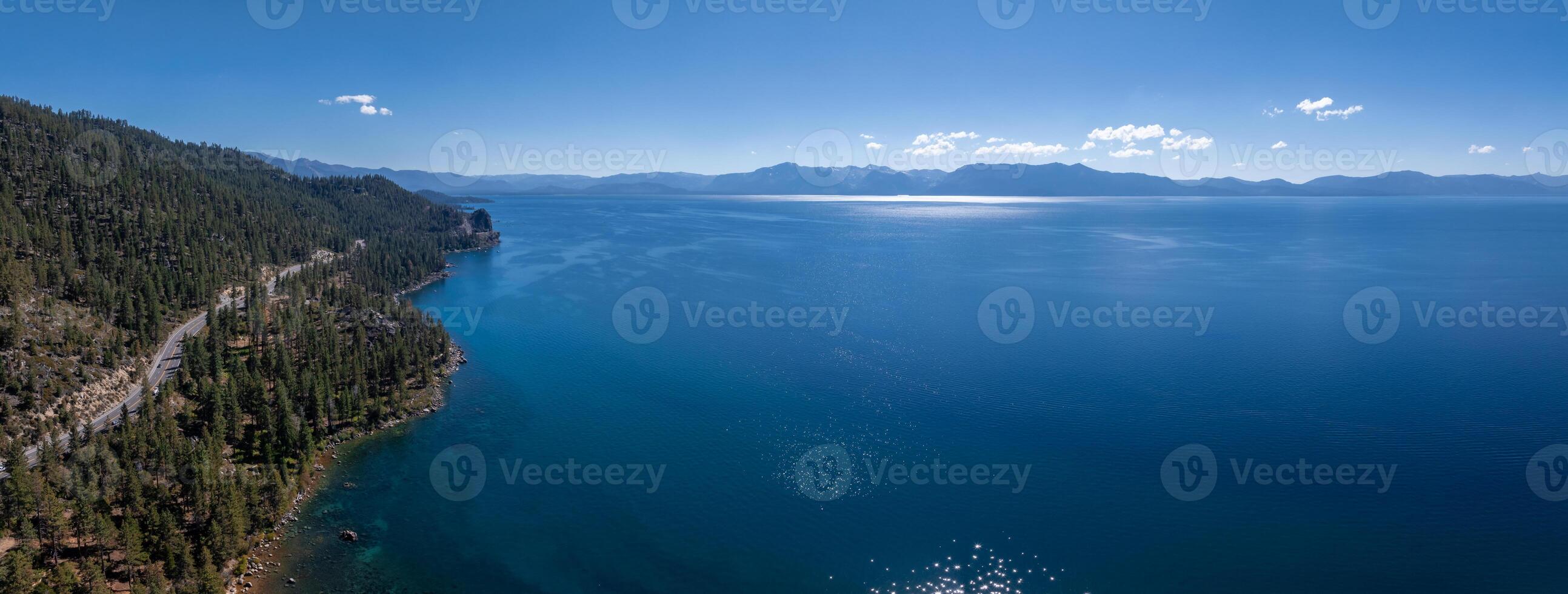 magnifique aérien vue de le Tahoe Lac de au dessus dans Californie, Etats-Unis. photo