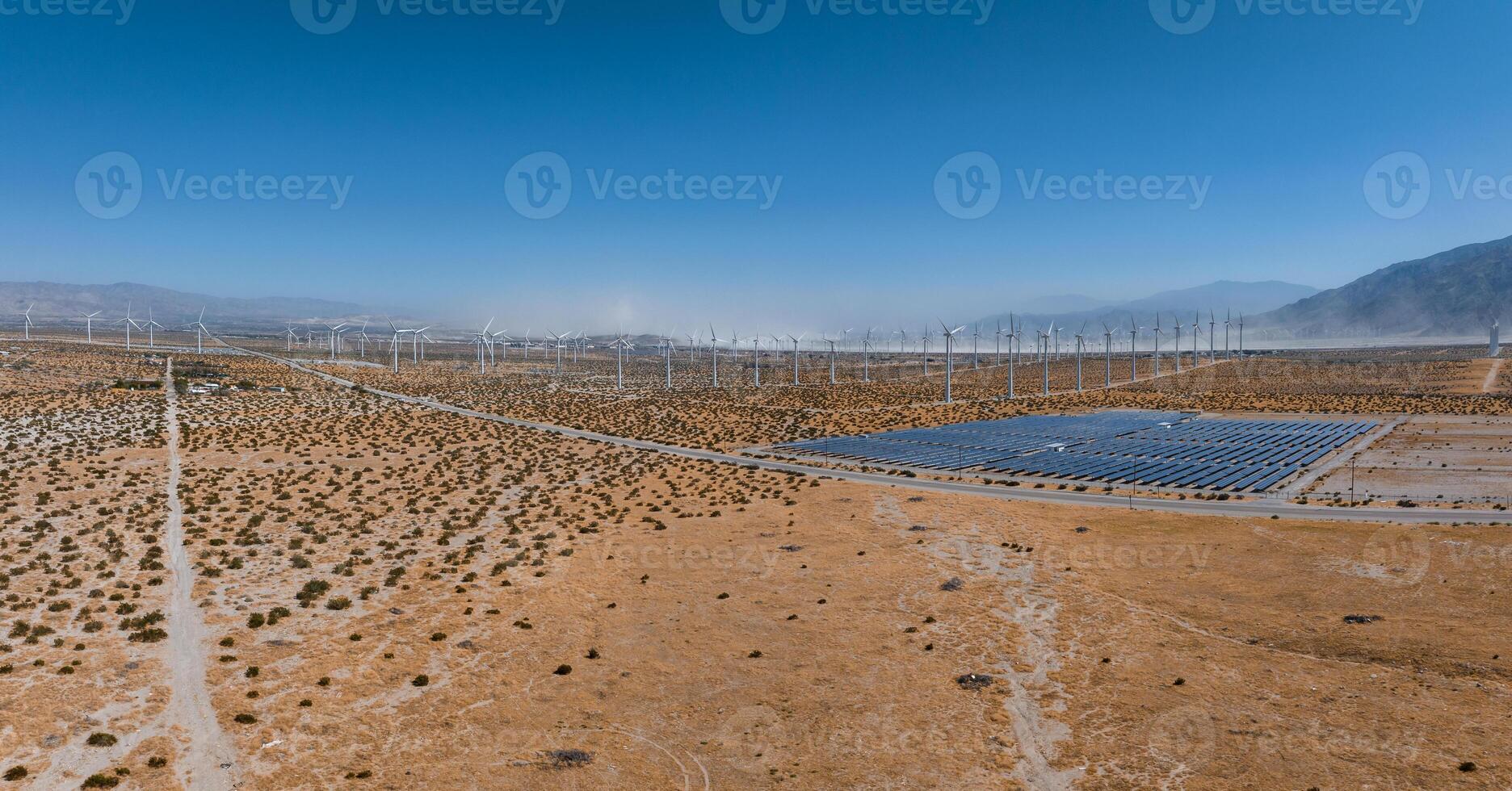 renouvelable énergie paysage vent turbines et solaire panneaux dans paume ressorts désert, Etats-Unis photo