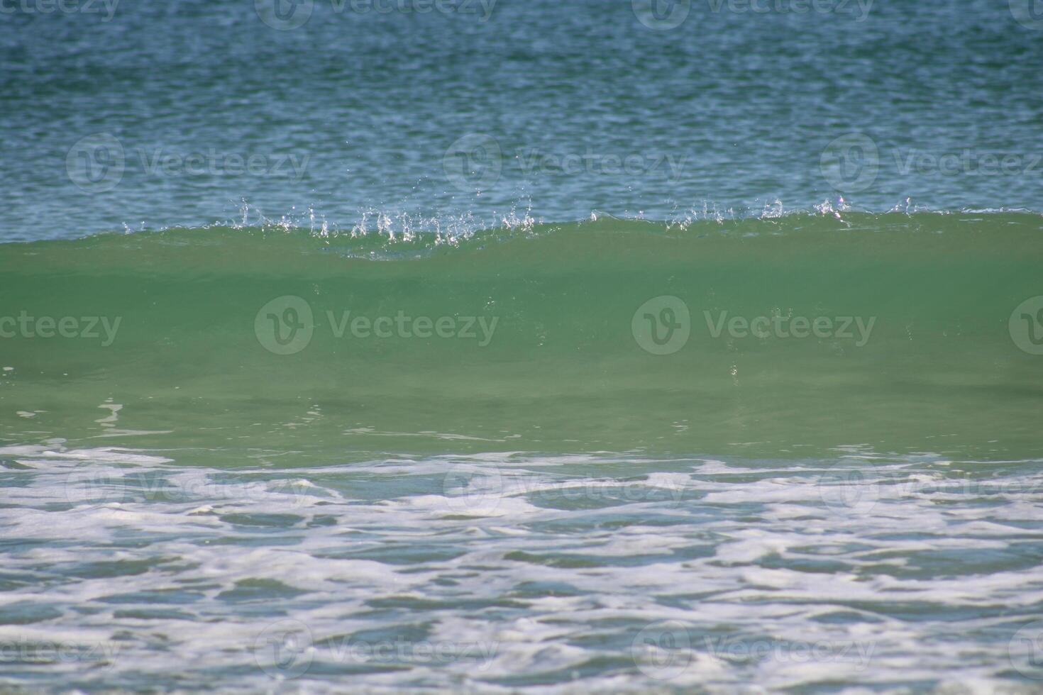 plage de face le sable et vagues photo