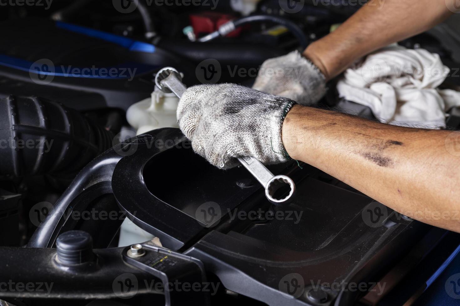 voiture entretien, Véhicules, et automatisation technologie, prestations de service technicien dans main les usages clé à réparation cassé voiture moteur les pièces. et soutien voiture Assurance prestations de service photo