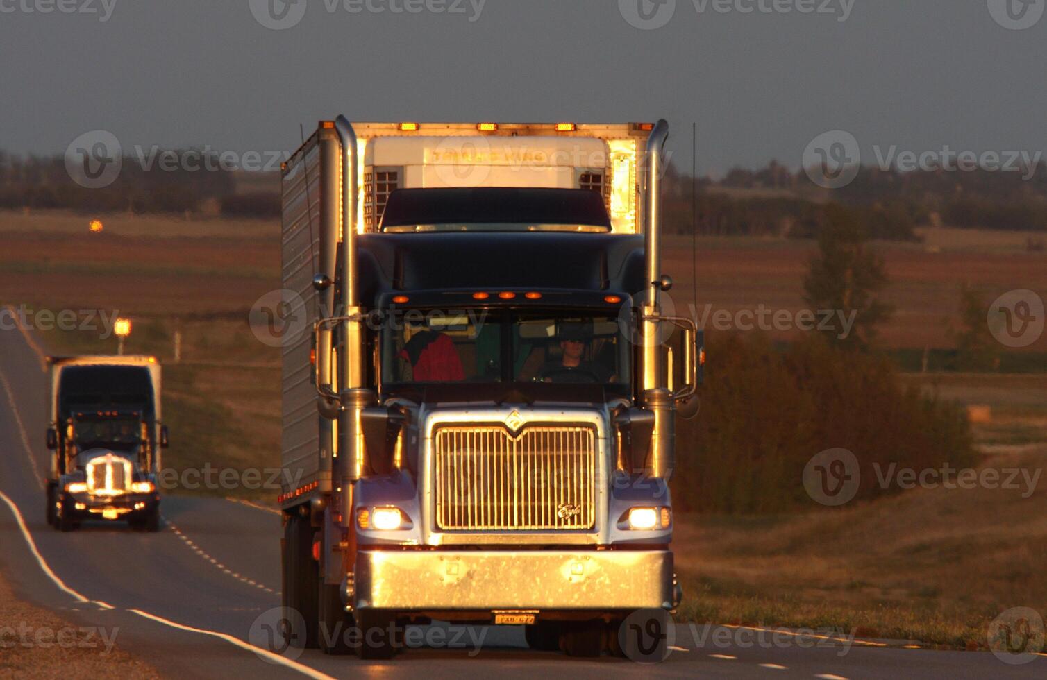 semi camions le long de trans Canada Autoroute photo
