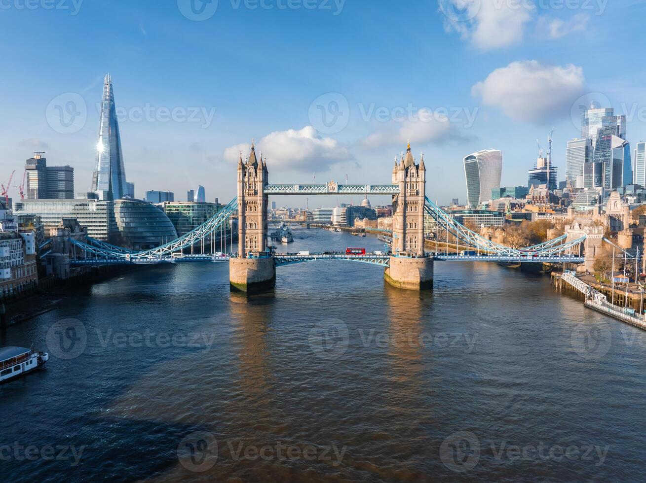 aérien vue de le iconique la tour pont de liaison londres avec vers le sud photo