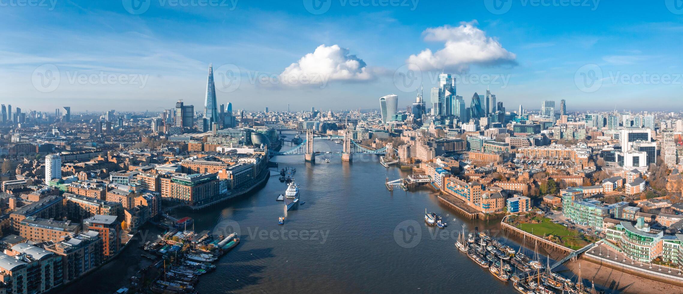 aérien vue de le iconique la tour pont de liaison londres avec vers le sud photo