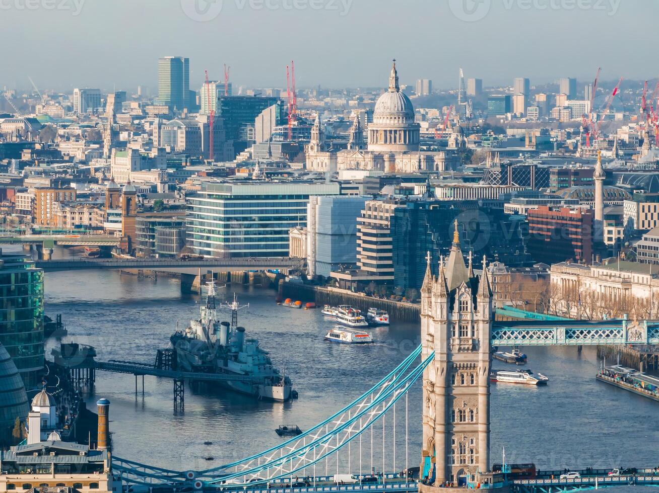 aérien vue de le iconique la tour pont de liaison londres avec vers le sud photo