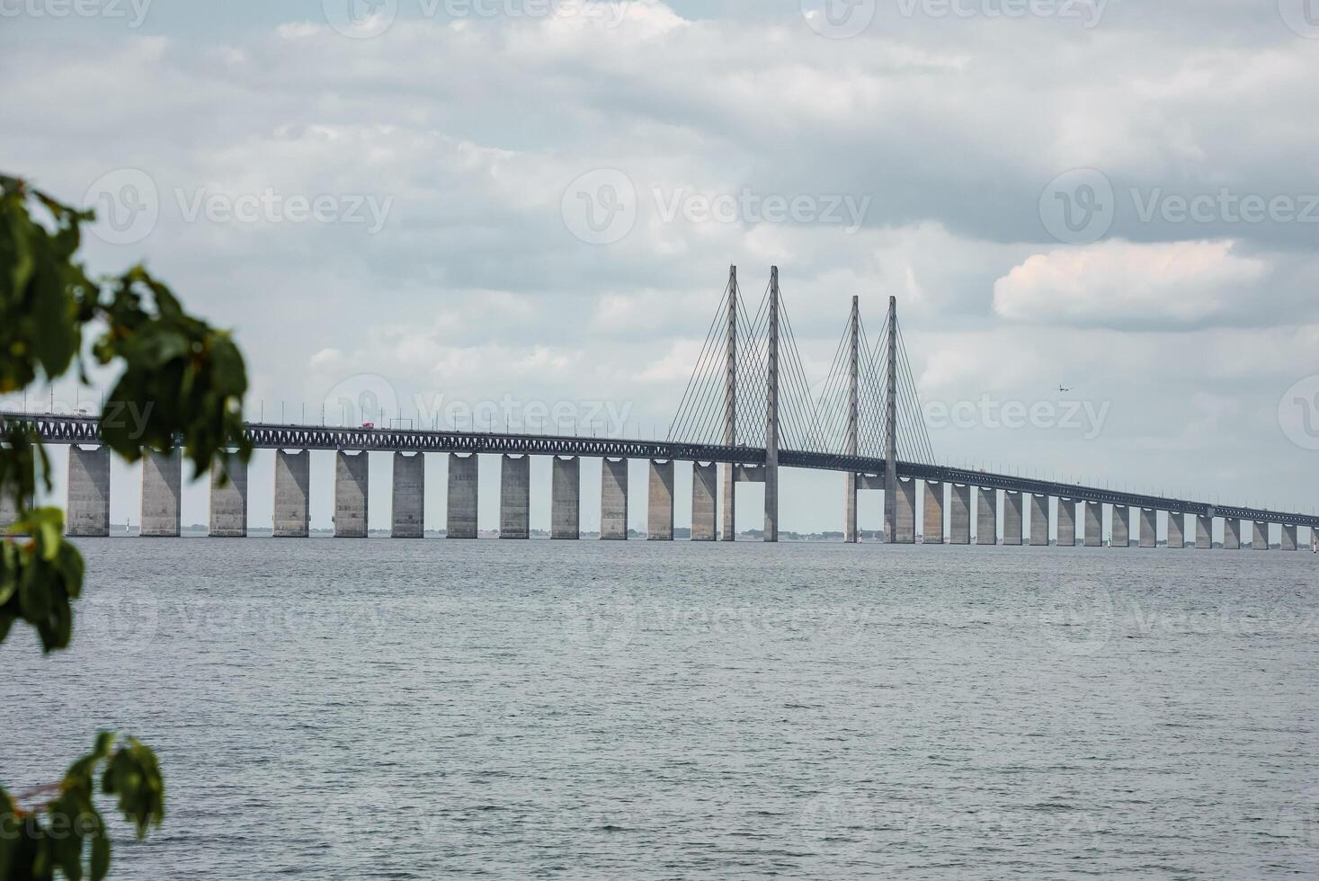 oresund pont liens Malmo à Copenhague, ciel est couvert aujourd'hui photo