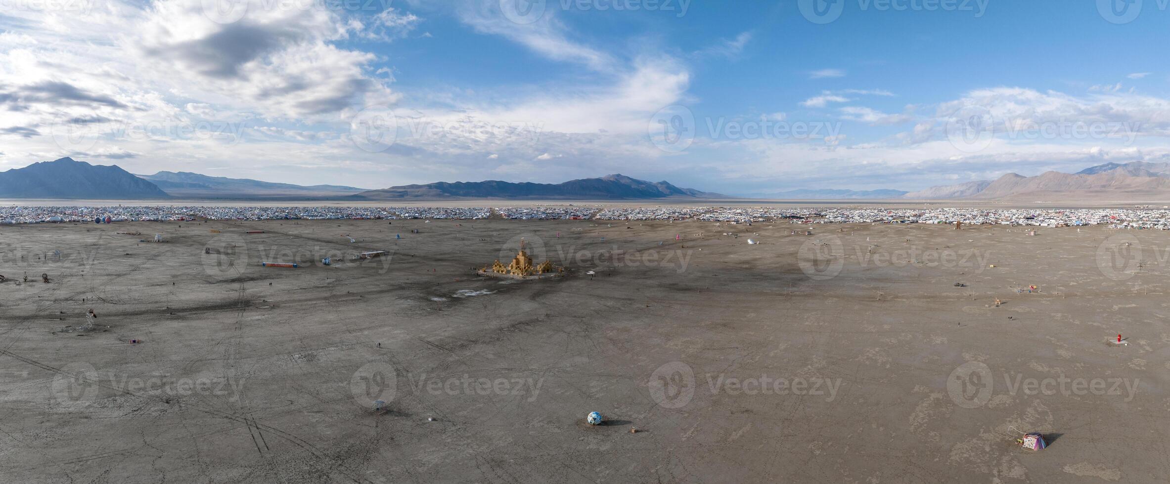 aérien vue de le brûlant homme Festival dans Nevada désert. noir Roche ville de au-dessus de. photo