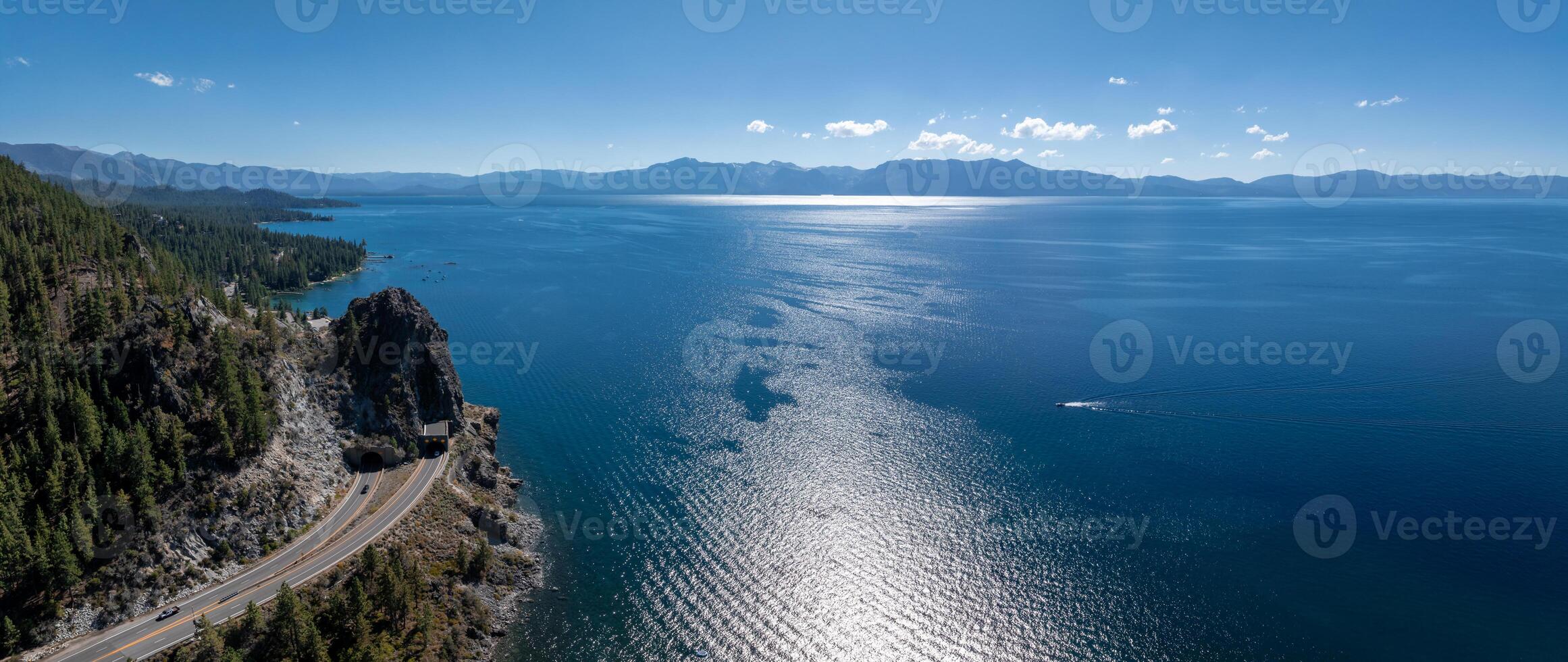 magnifique aérien vue de le Tahoe Lac de au dessus dans Californie, Etats-Unis. photo