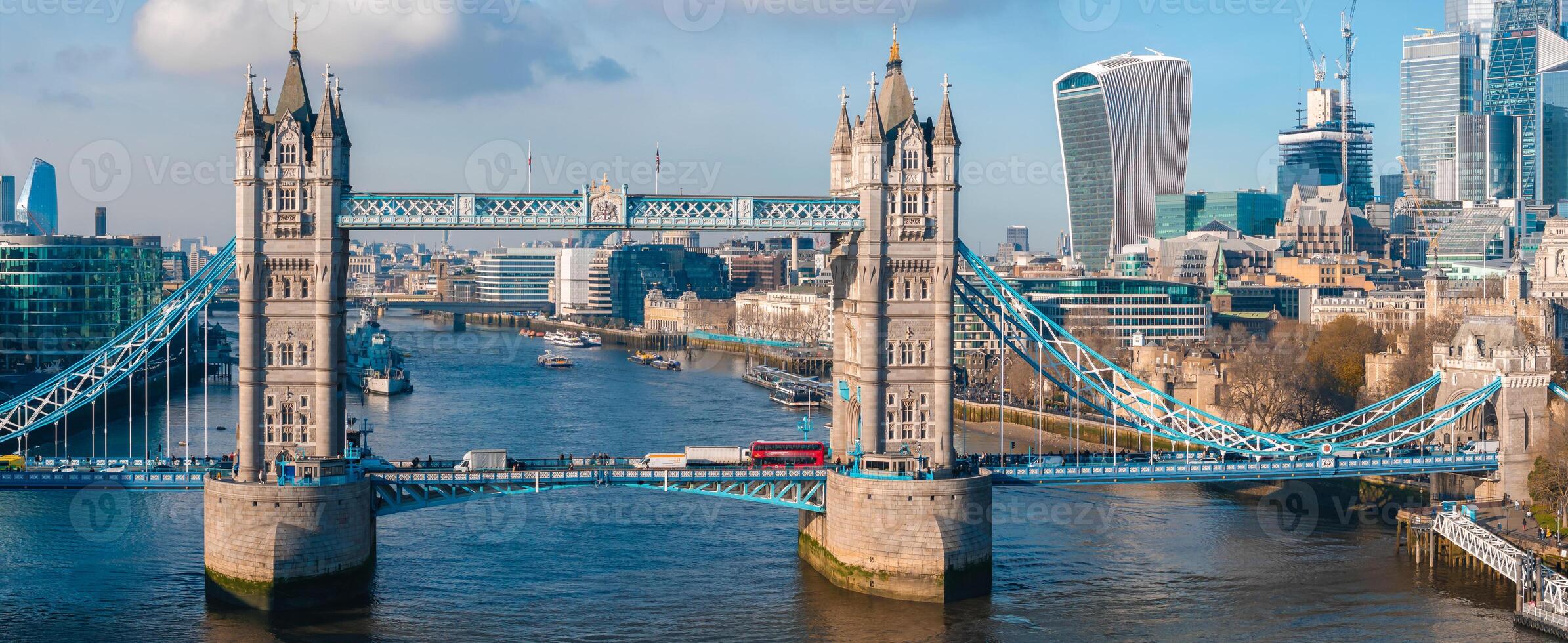 aérien vue de le iconique la tour pont de liaison londres avec vers le sud photo