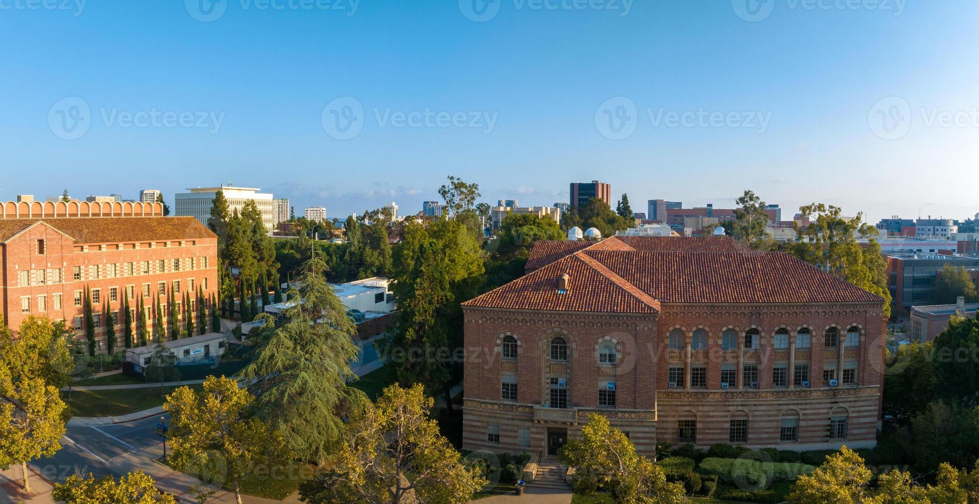 aérien vue de Université de du sud Californie Campus avec historique bâtiments sur ensoleillé journée photo