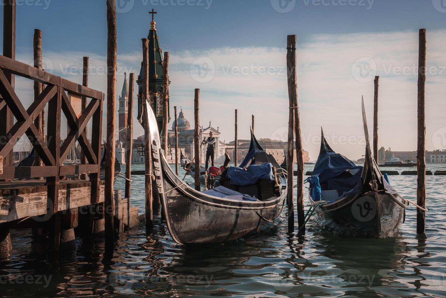 tranquille Venise gondoles amarré à serein jetée avec sombre l'eau - paisible italien scène photo