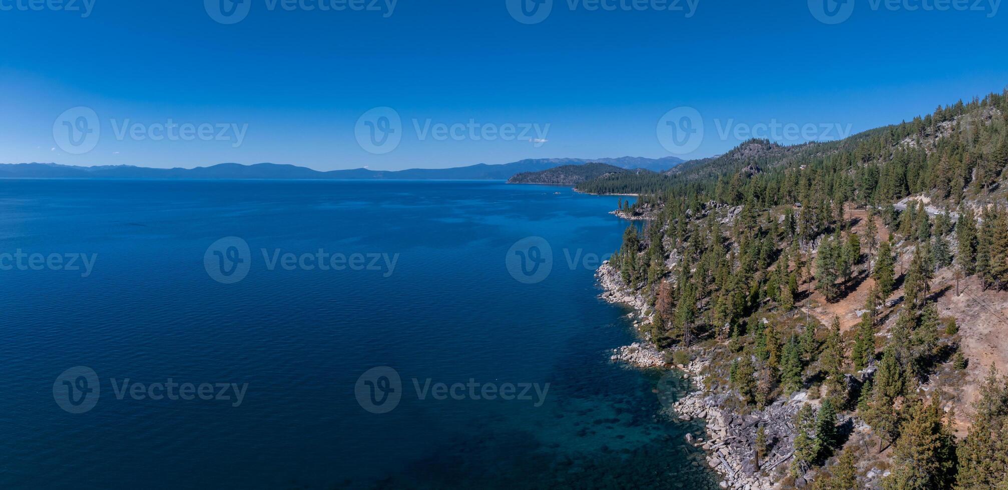 magnifique aérien vue de le Tahoe Lac de au dessus dans Californie, Etats-Unis. photo