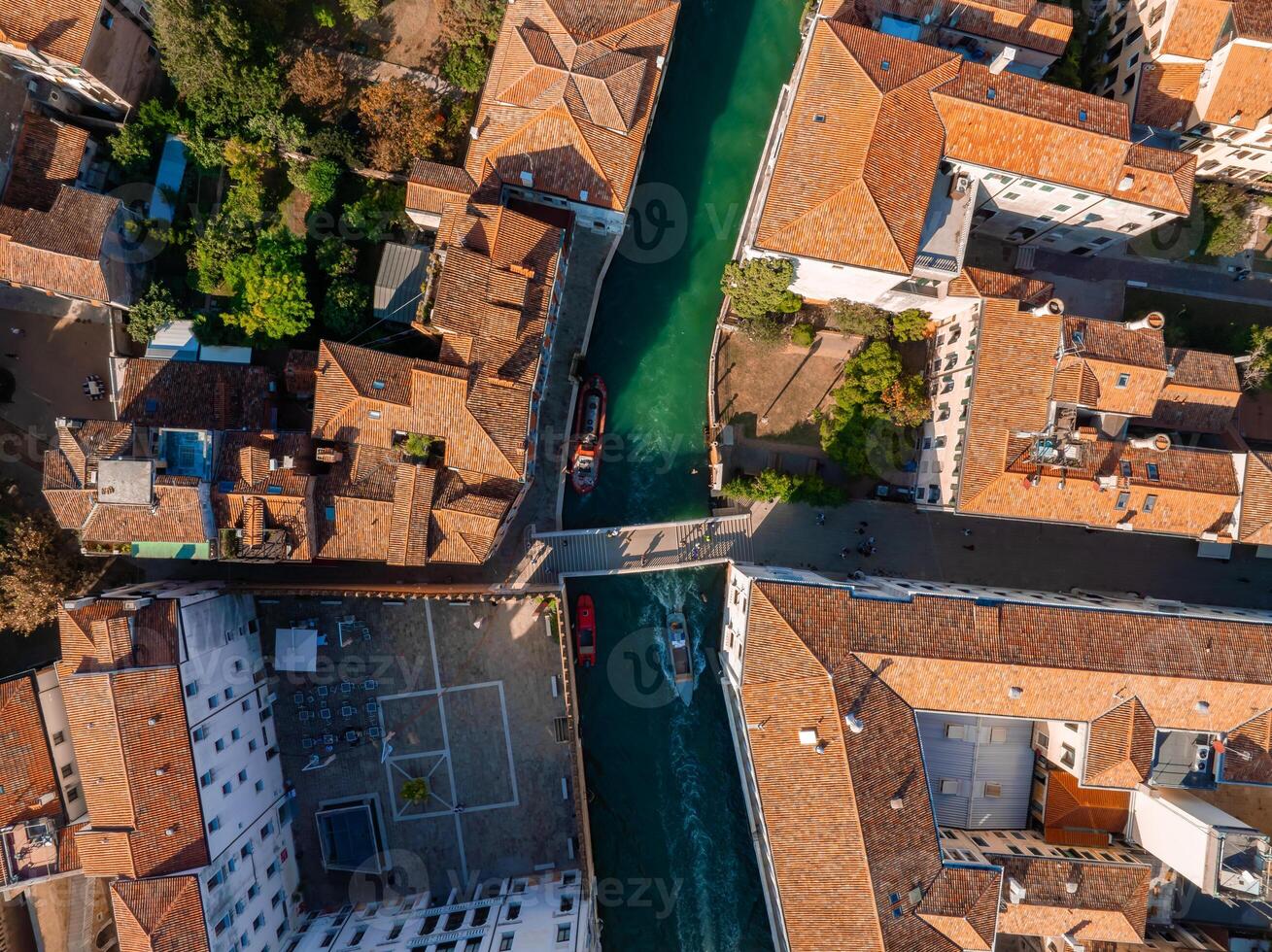 aérien vue de Venise près Saint Des marques carré, rialto pont et étroit canaux. photo