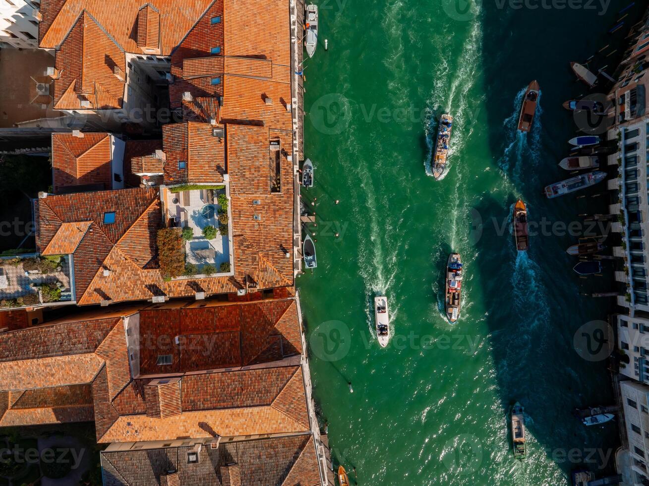 aérien vue de Venise près Saint Des marques carré, rialto pont et étroit canaux. photo