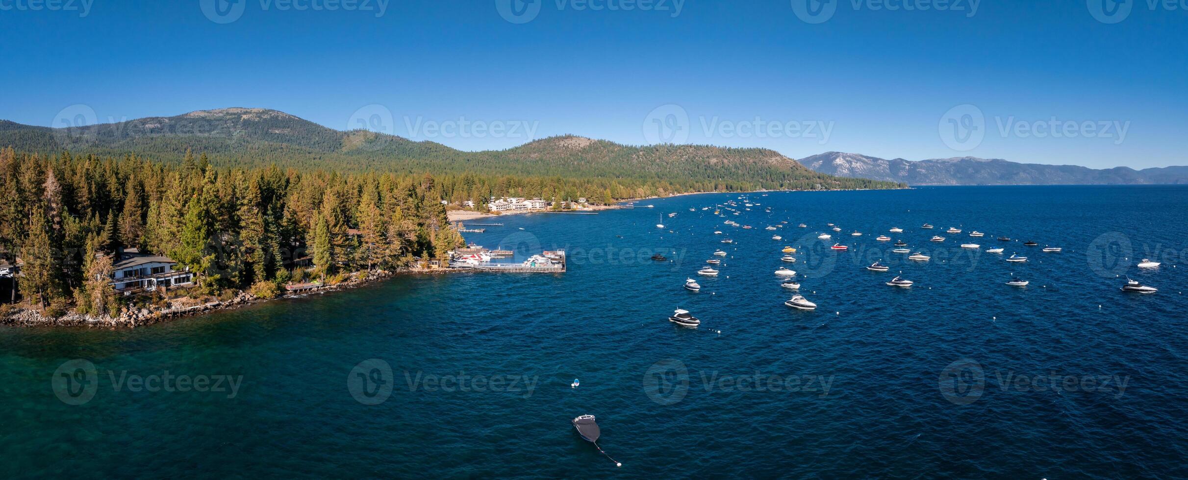 magnifique aérien vue de le Tahoe Lac de au dessus dans Californie, Etats-Unis. photo