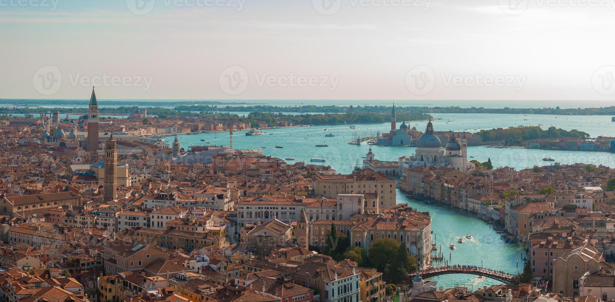 aérien vue de Venise près Saint Des marques carré, rialto pont et étroit canaux. photo