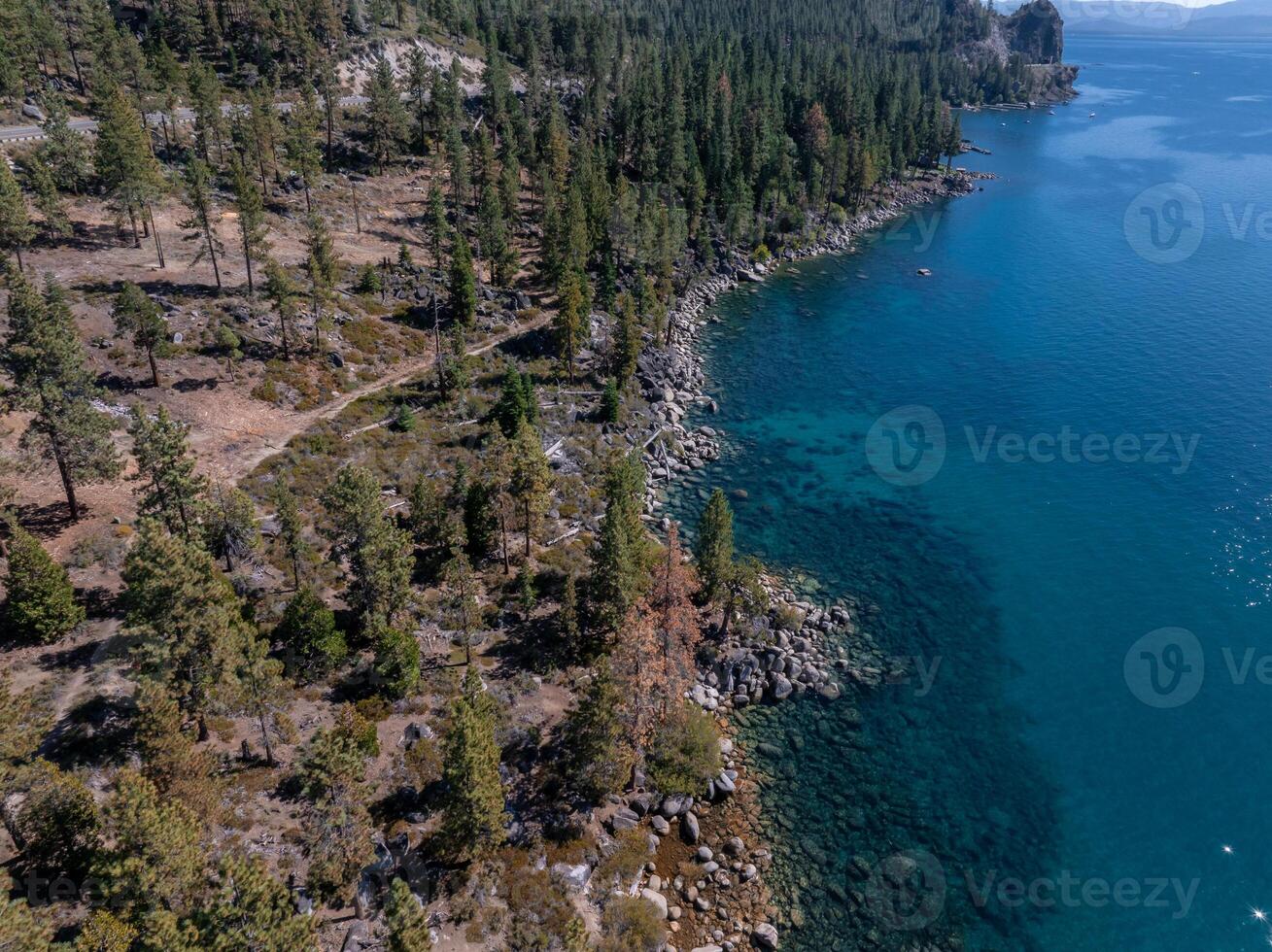 magnifique aérien vue de le Tahoe Lac de au dessus dans Californie, Etats-Unis. photo